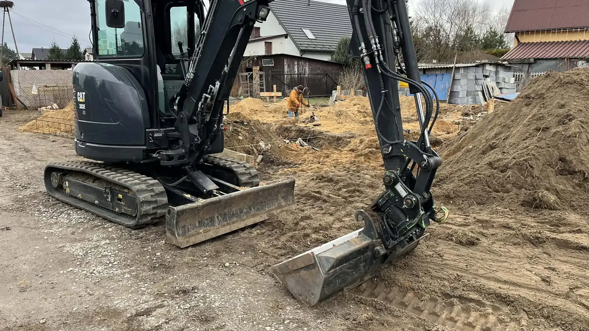 Mini koparka CAT 303E CR firmy ARKOP na budowie domu jednorodzinnego w okolicach Jedlińska