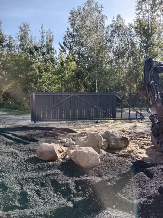 Duże kamienie polne przygotowane do studni chłonnej