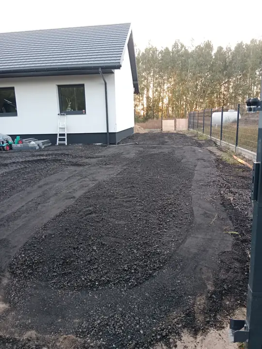 Po: podjazd z zagęszczonego kruszywa przed domem w Jedlance