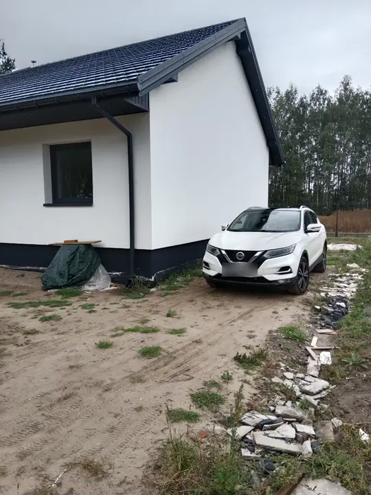 Przed: piasek i resztki budowy przy wjeździe do nowego domu w Jedlance