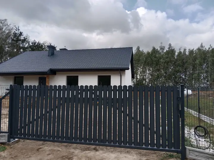 Nowy dom za bramą, wokół piasek – stan przed robotami