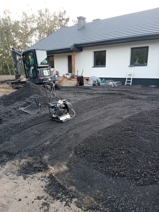 Zagęszczarka na podjeździe z kruszywa